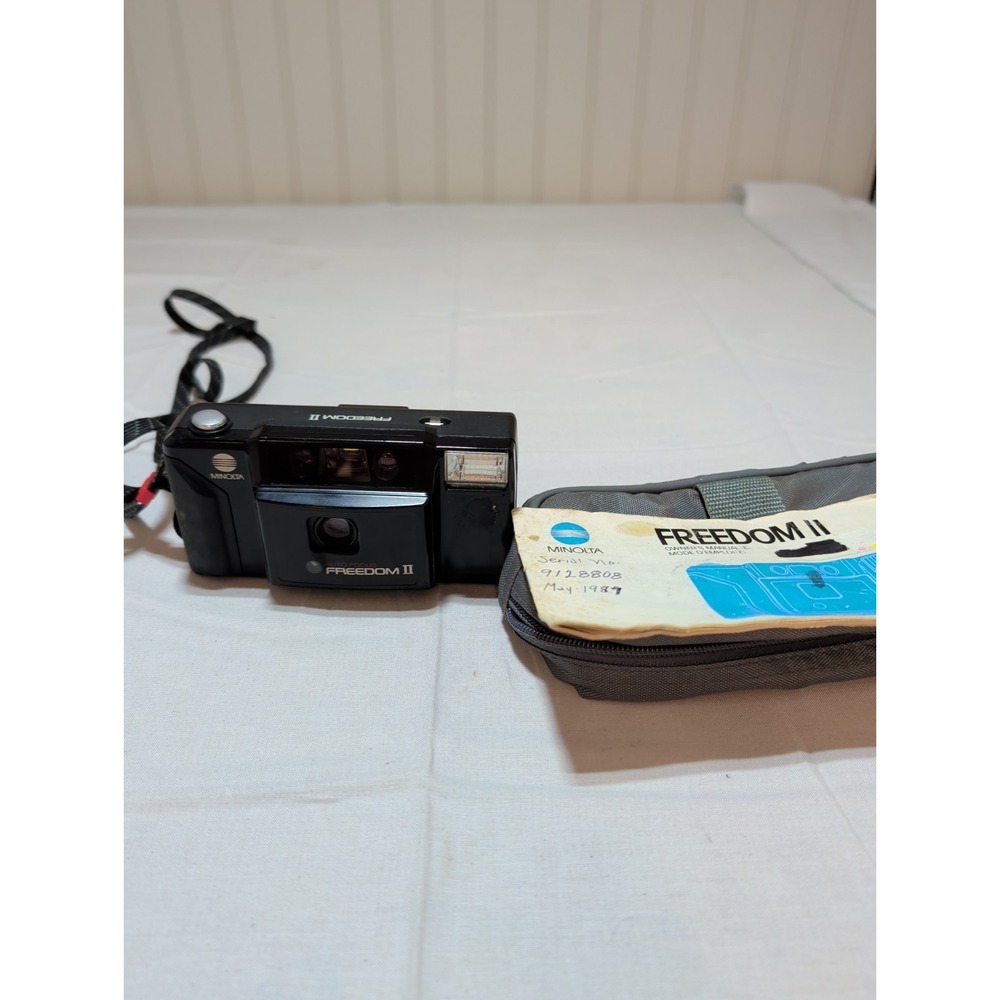 Vintage Minolta Freedom II 35mm Point & Shoot Film Camera w/ Case